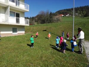 Otrokom iz vrtca pripravili iskanje jajčk 3